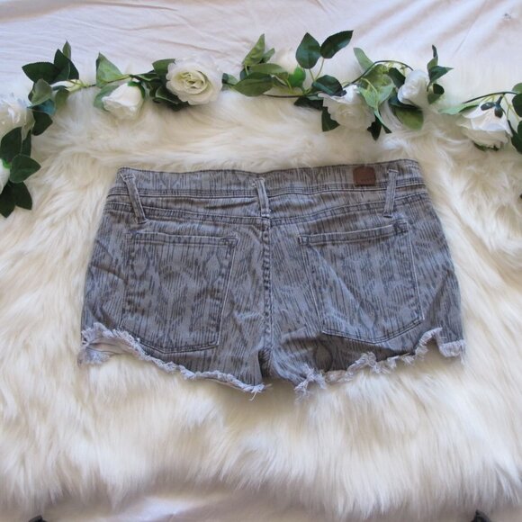 Roxy | Gray Patterned Raw Hem Denim Shorts - Picture 7 of 7